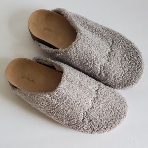 PINK by Victoria's Secret‎ Cozy Sherpa Clogs.